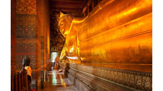 Chùa Wat Pho có tượng Phật nằm nổi tiếng, dài tới 47 mét, cao 15 mét, dát vàng